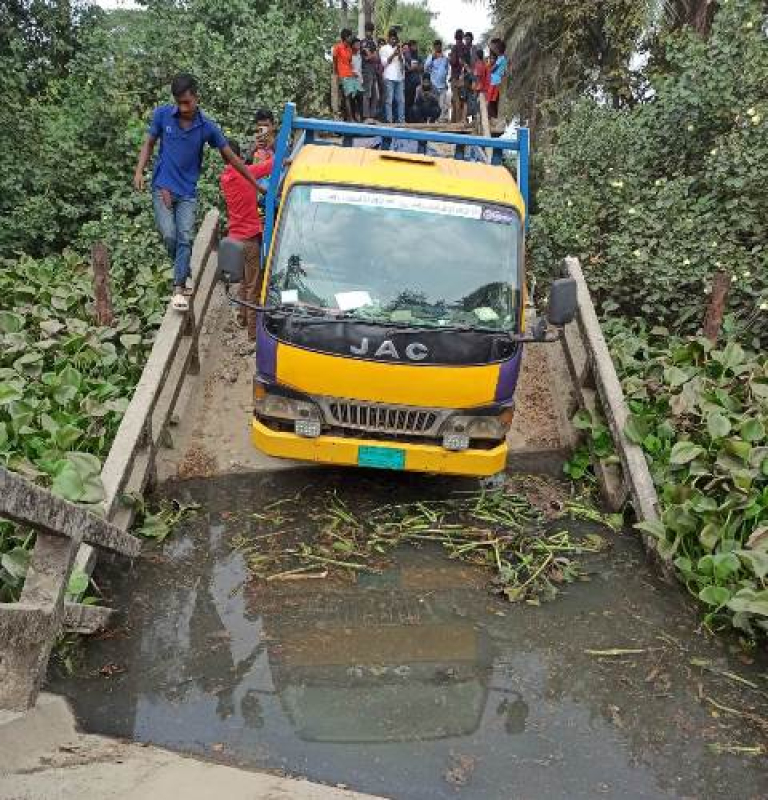 a-bridge-in-kalapara-collpased-when-a-truck-was-crossing-it-on-sunday-24-feb-2024-cc40ab65a85dce1ffc609517059ad3251708885462.jpg