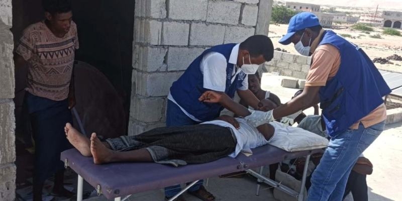 an-iom-team-provides-medical-assistance-to-a-survivor-1996e14065c6e404b61038714a5f76cf1718167222.jpg