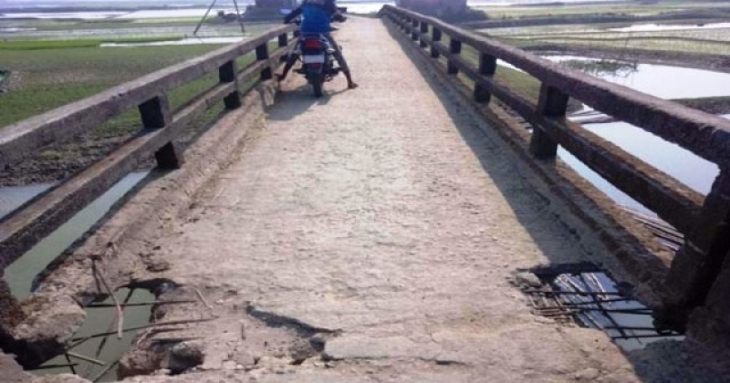 villages-in-jamalganj-upazila-of-sunamganj-still-rely-on-the-dilapidated-taranagar-bridge-over-daulata-river-risking-life-6d75f800ec966e2756d1812c89f70ef91749616102.jpg