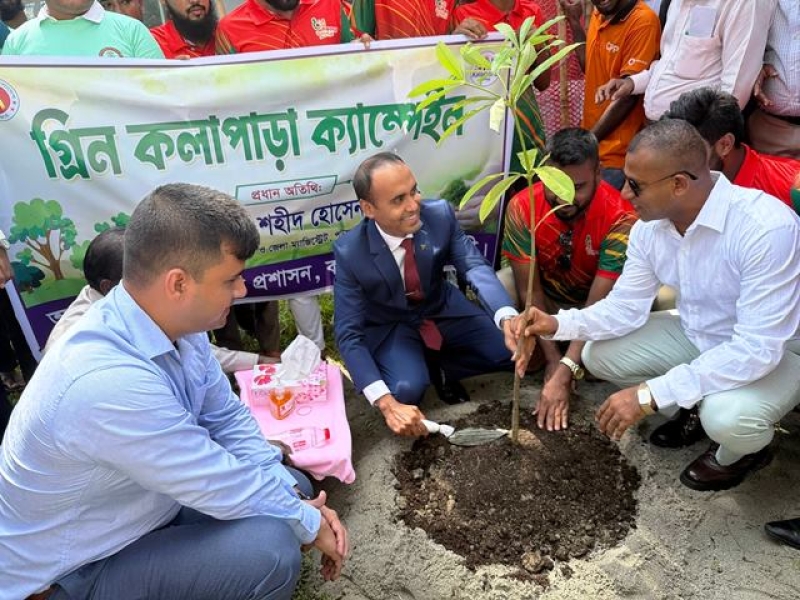 the-newly-posted-deputy-commissioner-and-district-magistrate-of-patuakhali-took-part-in-a-green-campaign-in-kalapara-on-thursday-ff27d88ac8108274f841a07d5e9b239a1758214110.jpg