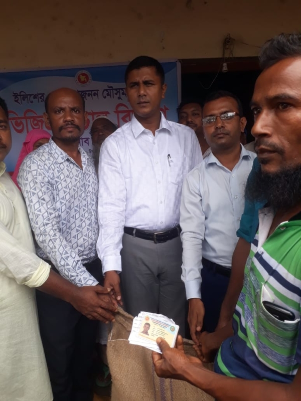 distribution-of-relief-rice-to-fishermen-in-kalapara-89300d76280ba5f9538fb0bc2ef3e1f31760029085.jpg