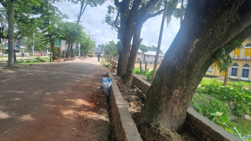 citizens-are-unhappy-over-unplanned-walkway-construction-in-kalapara-b46669ca569f388e9b6127ff6420ac561761499936.jpg