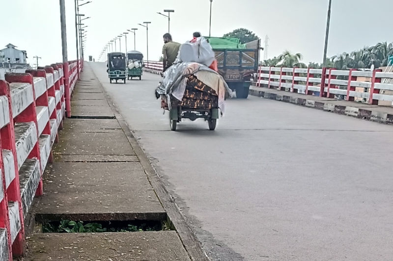 the-footpath-of-kalapara-bridge-has-now-turned-into-a-death-trap-7c47f892373c79a5ffad0c07e32728e41761583762.jpg