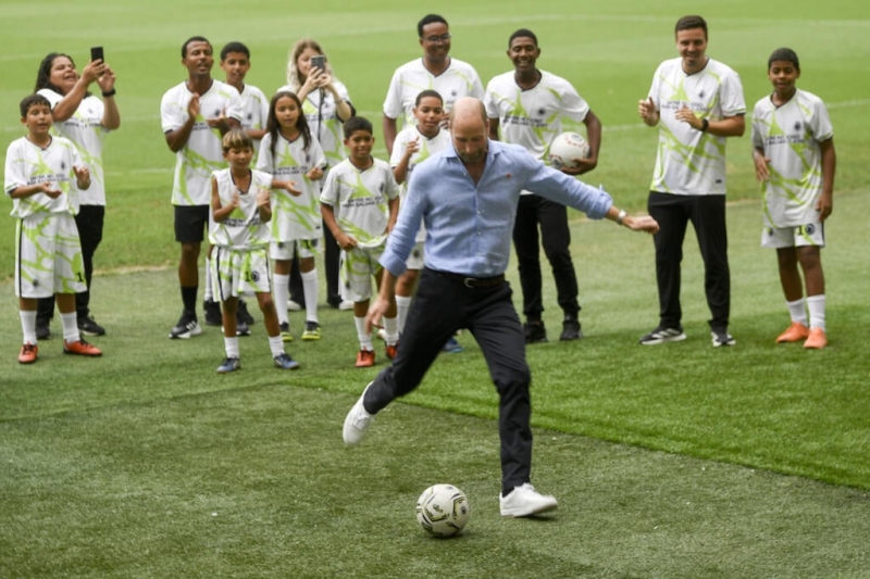prince-william-plays-football-with-brazilian-pro-on-climate-trip-ab02c9d4e39d16e49dcde37ef4f4afac1762278583.jpg