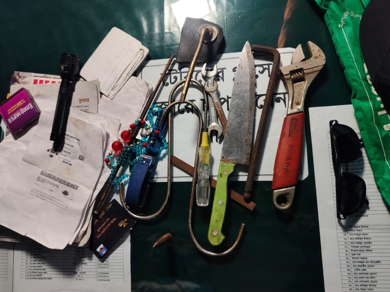 knife-and-other-articles-recovered-from-a-man-at-jashore-sadar-hospital-on-wednesday-1d8171a723a794e0d2439281c438e2471765421892.jpg