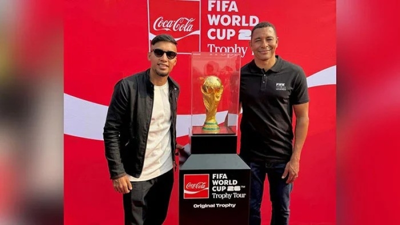 fifaworldcuptrophyarrivesindhaka-ezgif-1dbef9ca23988e7600b81280f01769621768413611.jpg