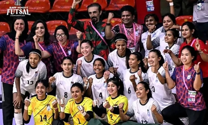 tariquerahmanfelicitatessaffchampionbangladeshwomensfutsalteam-ezgif-02547427de5022a5cfce6f8ab5e086271769362454.jpg