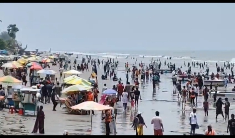tourists-flock-to-kuakata-beach-durinhg-the-eid-festival-9d7c8930bd29e977828d0e0e292797501780076177.jpg