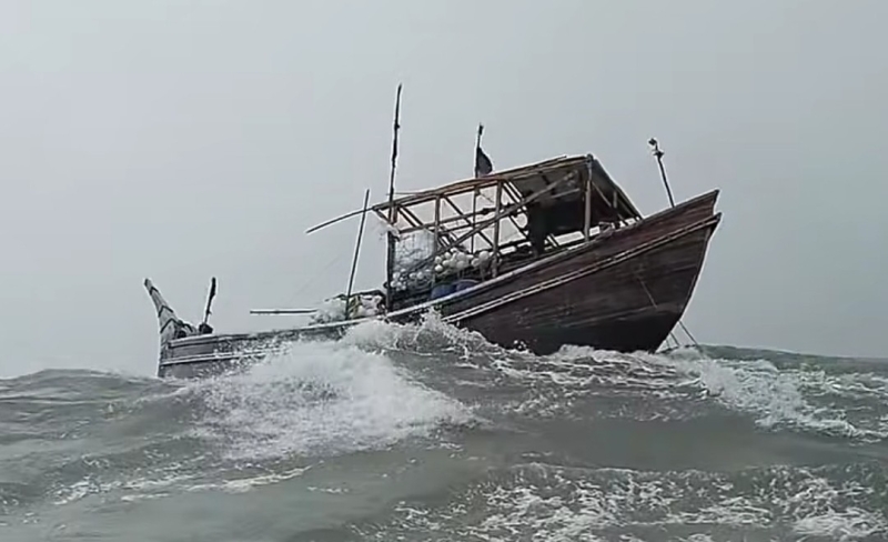 trawler-capsizes-in-bay-of-bengal-with-11-fishermen-8d8b9d8d8a2f8f9b67a478823277aa691783484463.jpg