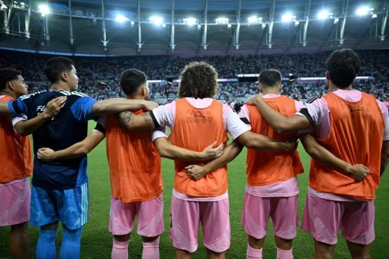 messimissingafterfathersdeathasmiamiloseinleaguescup-ezgif-c3baab0a0f3328b55fee682040e0e2cd1786262702.jpg