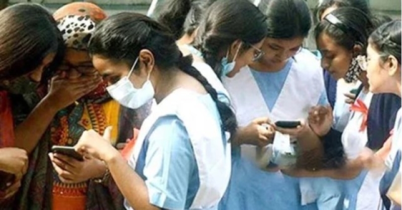 students-seeting-the-results-of-ssc-and-equivalent-examinations-in-their-smart-phones-92bdb21d283b1885c6a5f8677f001b191786346924.jpg