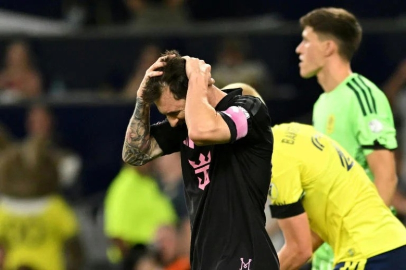 messiseespenaltysavedasnashvilleroutsintermiamiinmls-ezgif-08d91e66ce81ab181cd625311efa02831786867132.jpg