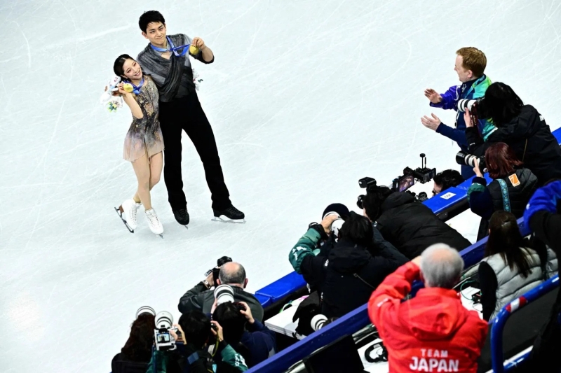 japansolympicfigureskatingheroestowed-ezgif-c4d5d4cfa1be561012f65983ba24d1151787487826.jpg
