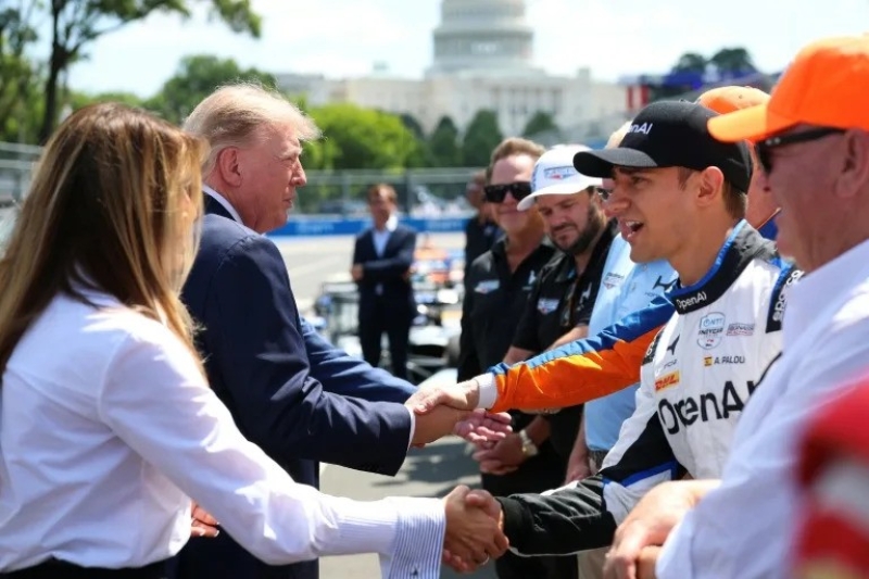 trumptakesstarringroleatwashingtonsindycardebut-ezgif-064323e58c6320bfe054b216dda0bb4e1787553931.jpg