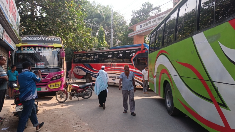 transport-workers-clashed-with-police-in-dinajpur-on-thusday-over-the-arrest-of-their-leader-4d8838c6deffb50c16df6901800620ff1787851534.jpg