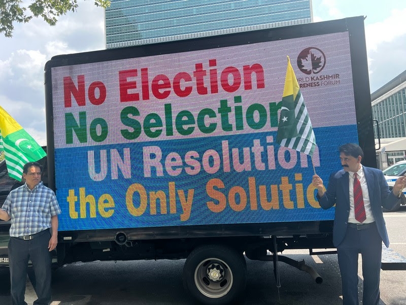 un-resolution-only-solution-of-kashmir-issue-says-this-car-mounted-sign-board-2ccc0667e5b4353c9fc3d131543bdc3c1788630228.jpg