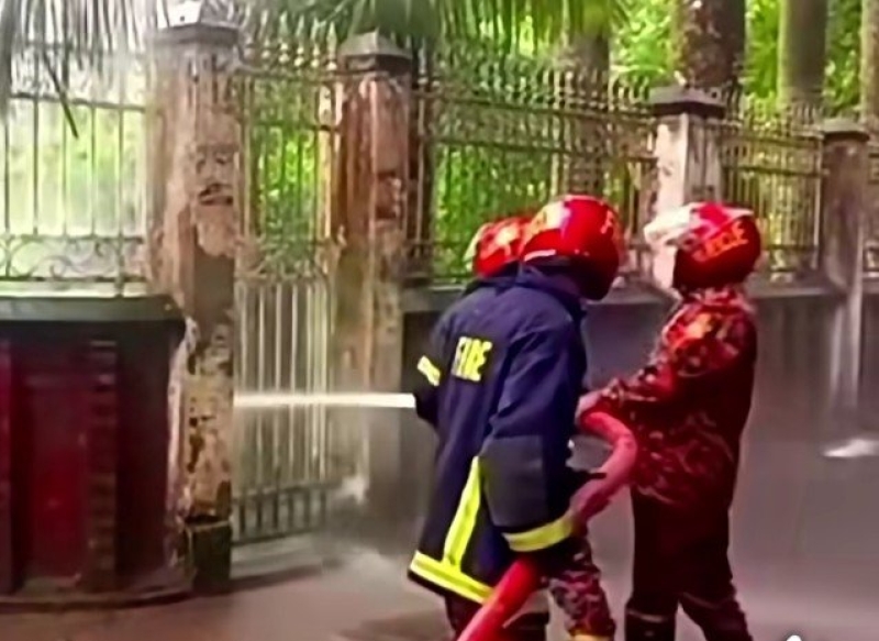 firemen-at-work-at-the-sirajganj-residence-of-energya-and-mineral-resources-minister-iqbal-hassan-mahmud-tuku-on-wednesday-9-sept-2026-f9f367c8ceb5512e8413cd7448847a0f1788973809.jpg