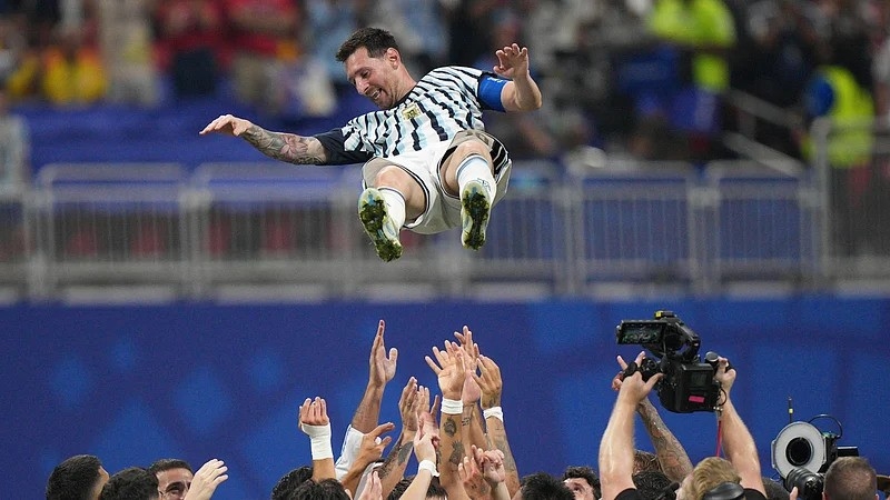messisetforargentinafarewellinbeninfriendly-ezgif-b83cc6c0c75e3129ab7ed8b106b1b3f41789542757.jpg