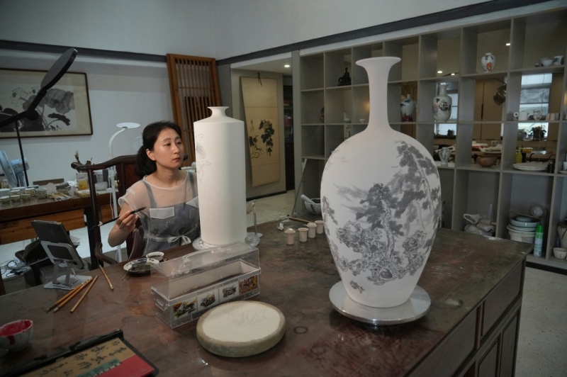 pottery-making-history-of-jingdezhen-spans-more-than-2000-years-37f26186f425d09cf6690d2a0bd48dbb1789615500.jpg