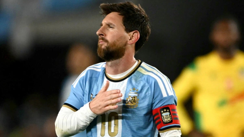 emotiontearsasmessiretiresfromargentinanationalteam-ezgif-54378ae7e1d2670b790e01eb9ebe7c521791356448.jpg