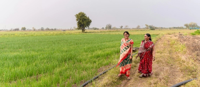 farmers-walk-beside-an-irrigation-pipe-in-india-3e0c979fb690b368c669ca03032095631793074573.jpg