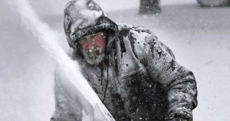 disaster-a-man-tries-to-make-his-way-through-blizzard-on-the-us-east-coast-a5b0e226bc978868fa19cd3d2cf418af1643517301.jpg