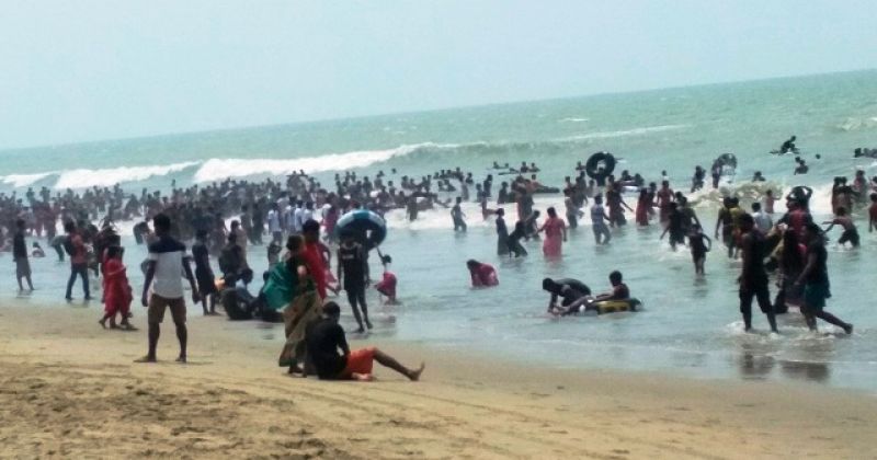 coxs-bazar-beach-crowded-by-visitors-36e80ab0444d6dc9b8194dfb6ec302f51652938824.jpg