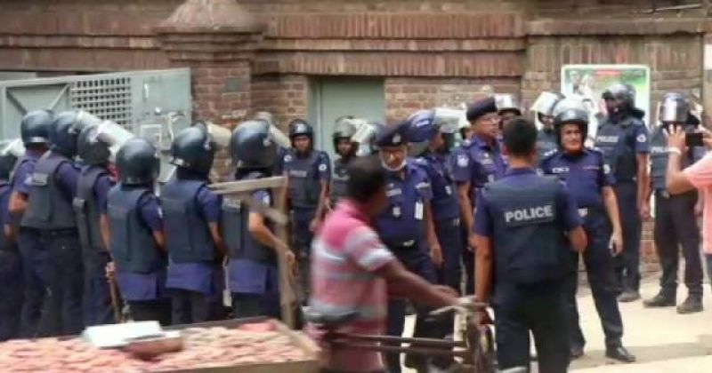 police-on-guard-as-rmg-workers-hold-demonstration-for-arreat-pay-a02e8e8c19f52c560143b8c93dfb113e1653493689.jpg