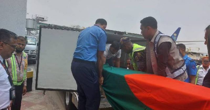 the-coffin-of-eminent-journalist-abdul-gaffar-chowdhury-arrived-in-dhaka-from-london-on-saturday-a8dced95b06a59d35f4657c0fac0fd8d1653720013.jpg