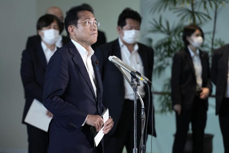 japans-prime-minister-fumio-kishida-speaks-to-media-at-the-prime-ministers-official-residence-friday-july-8-2022-in-tokyo-548049db230f6062dc0e58075734dd091657297319.jpg
