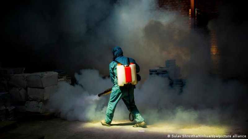 a-worker-sprays-anti-mosquito-chemical-in-a-bid-to-contain-the-outbreak-of-dengu-c8579ec8dc5c965dfda1c69e4e308c721663909217.jpg