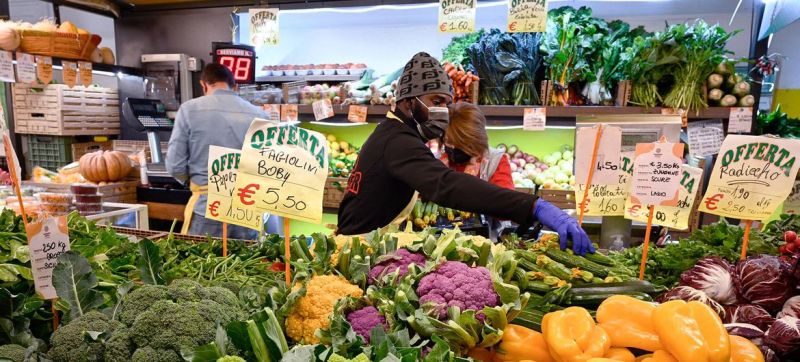 vegetables-on-sale-at-a-market-in-rome-italy-d3e126a6aa392281b8bda7d27a36ee991675495277.jpg