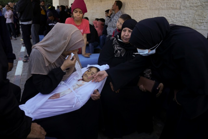 gaza-woemn-mourn-the-death-of-a-child-on-sunday-b15d0cda8c0e01166128a8ac091ba1b61701627501.jpg