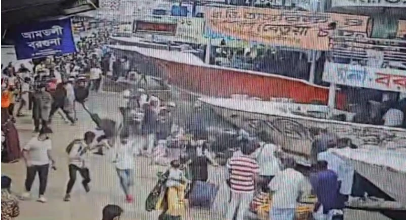 five-passengers-waiting-on-a-pontoon-of-sadarghat-launch-terminal-were-thrashed-to-death-due-to-reckless-behaviour-of-some-water-transport-workers-on-the-eid-day-e3fa737d0cc799400b194b5556e701cc1713200379.png