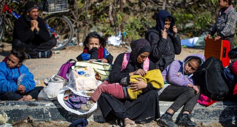 displaced-palestinian-families-from-khan-younis-wait-on-the-roadside-for-detained-husbands-and-fathers-43b156a82389b53343e76d51992d3f641718823230.jpg