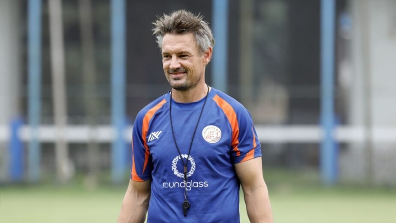 roundglass-punjab-fc-head-coach-ashley-westwood-during-pre-season-training-6-924x520-1-75e7977f4e662319af0fae383e93632d1724867016.jpg