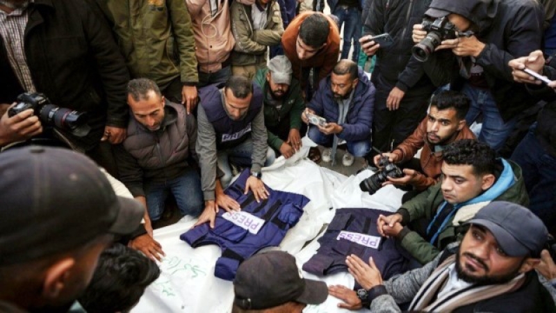 journalists-mourn-the-dead-in-gaza-572fecbdb5c677c71ca4f4599abf6f081739512226.jpeg