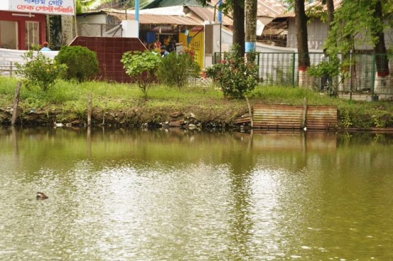 banks-of-the-lal-komol-and-neel-komol-lakes-are-eroding-endangering-safety-of-their-users-c88360da52540a1362ee1ca9858c7b171745898743.jpg