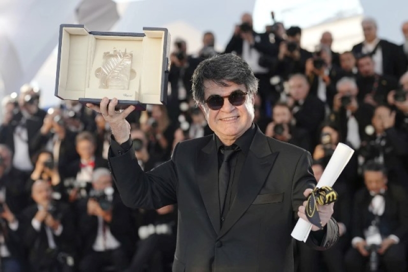 director-jafar-panahi-winner-of-the-palme-dor-for-the-film-it-was-just-an-accident-poses-for-photographers-at-the-cannes-awards-ceremony-on-saturday_11zon-99de154f586da8b995e24f7dba821e4b1748147160.jpeg