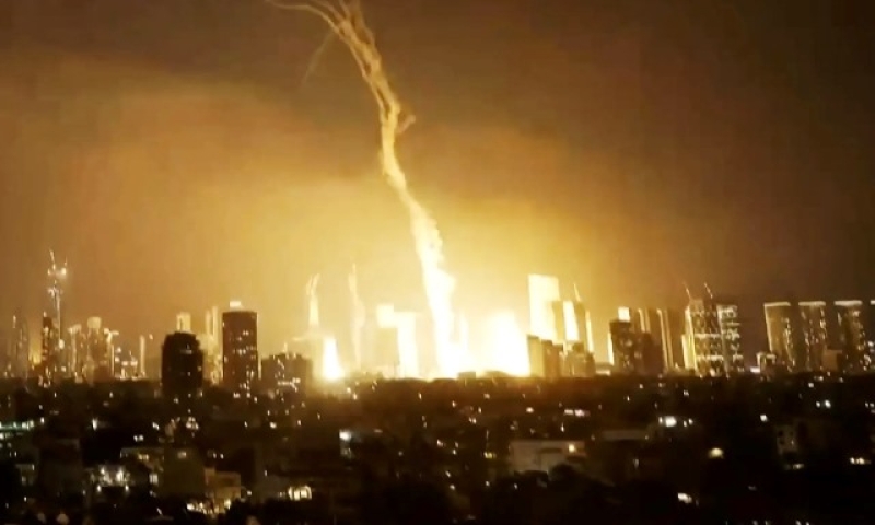 a-projectile-hit-central-tel-aviv-amid-warning-of-iranian-retaliation-692683b7dc805bb76a4e42dce7bcbbf91749873044.jpg