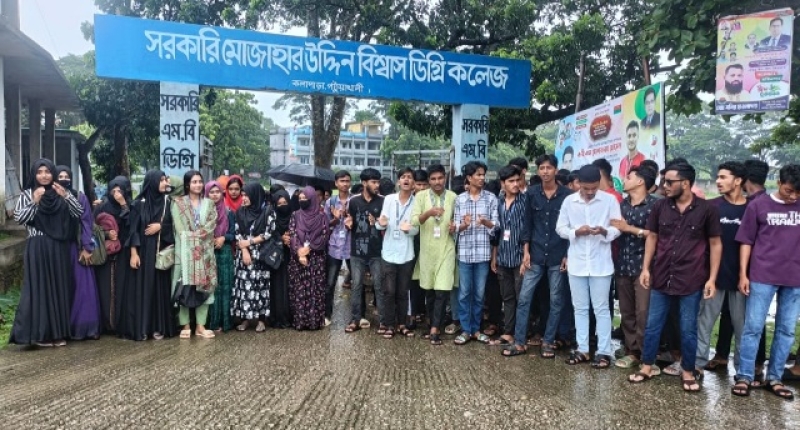 kalapara-students-stage-protest-against-exhirbitant-examination-fees-on-wednesday-d9eb92d840e3ba825fd3aec3f487514c1750270404.jpg