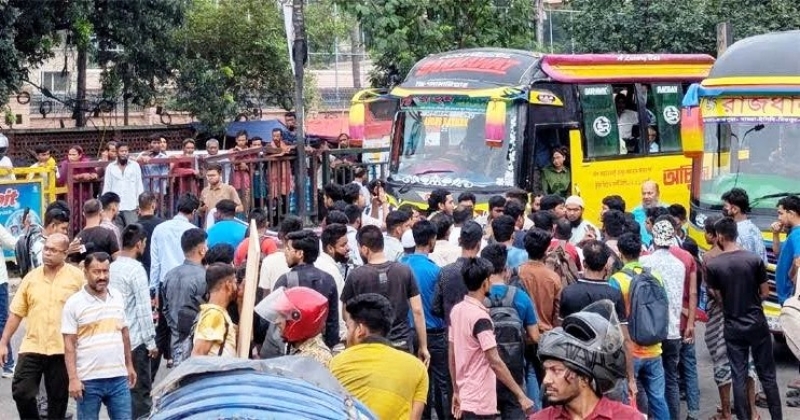 students-block-road-at-natun-bazar-over-expulsion-of-26-uiu-students-31d1d9e9cb39046b292fc62e51039ba71750482526.jpeg