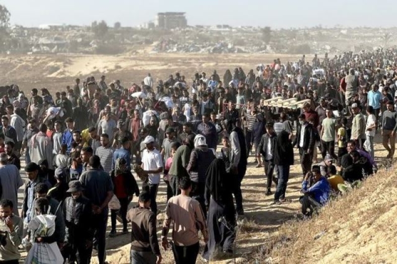 gazans-at-an-humanitarian-aid-centre-risking-life-e63cdb4ea550d23a9b6b1bfbaf51a9581751861630.jpg