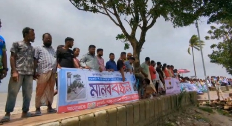 a-human-chain-was-staged-in-kuakata-on-saturday-demanding-safety-of-kuakata-beach-c2754e3379114c800c18143de674dba61753552627.jpg